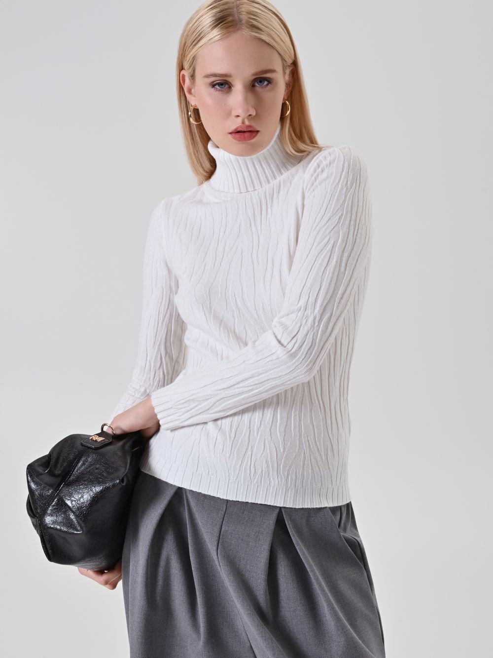 Dolcevita panna con disegno zebrato a rilievo