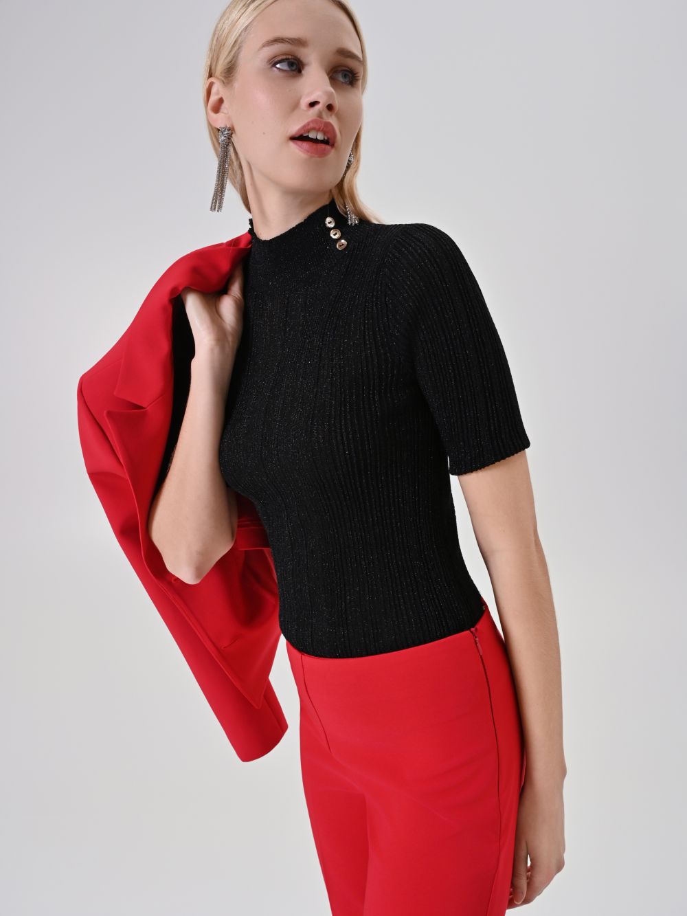 Maglia lupetto nera con bottoni decorativi