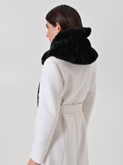 Bufanda negra con inserción de pelo sintético 2 Rinascimento Bufanda negra con inserción de pelo sintético det_3