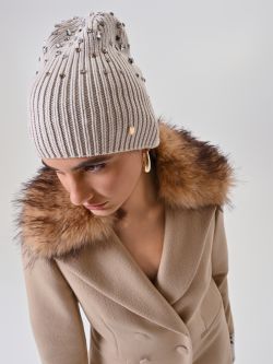 Bonnet blanc orné de pierres in_i5