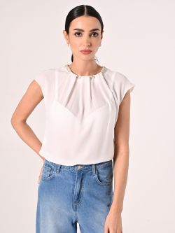 Weiße Bluse mit Perlen und Steinen in_i7