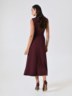 Midi-Kleid in Bordeaux mit Stehkragen 2 Rinascimento Midi-Kleid in Bordeaux mit Stehkragen det_3