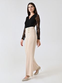 Hose mit sechs Knöpfen in hellem Beige in_i7