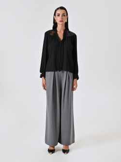 Schwarze Bluse mit Spitzenpasse det_1