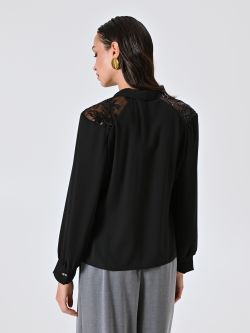 Schwarze Bluse mit Spitzenpasse det_3