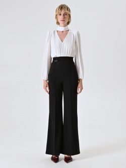 Overall mit weißer Bluse und Schnalle det_1