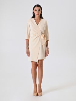 Robe portefeuille beige avec rubans en satin et bijou décoratif det_1