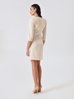 Robe portefeuille beige avec rubans en satin et bijou décoratif det_3