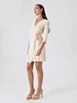 Robe portefeuille beige avec rubans en satin et bijou décoratif in_i7