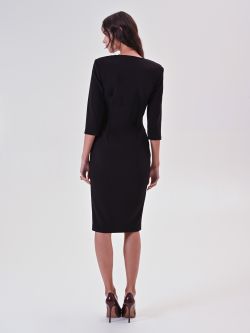 Robe fourreau noire avec bande drapée et boutons design det_3
