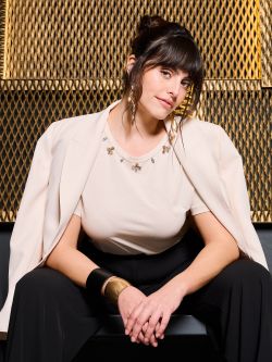 Curvy Beige T-Shirt with Gemstones sp_e1