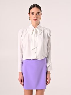 Bluse mit Schleife und Abnähern in Weiß det_2