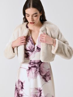Kurze Jacke mit Pelzeffekt in Weiß in_i7