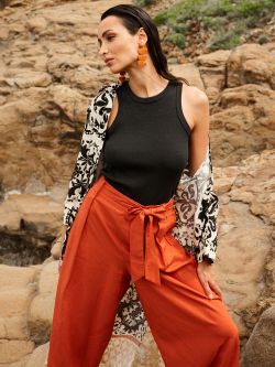 Black Ribbed Vest with Rhinestones sp_e1