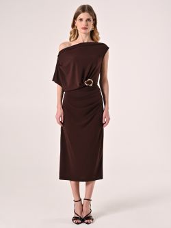 Robe marron à boucle dorée det_1