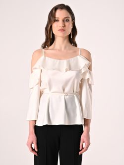 Weiße Bluse mit schmalem Gürtel det_2