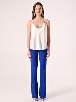 Top blanco con detalle de joya det_1