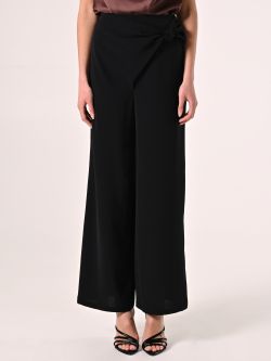 Pantalón efecto gofrado negro con nudo det_2