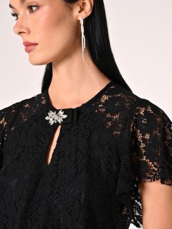 Schwarze Spitzenbluse mit Brosche in_i5