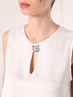 Top effetto Goffrato Bianco con Spilla in_i5
