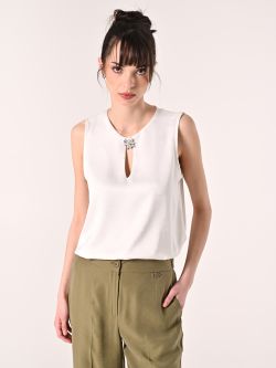 Top effetto Goffrato Bianco con Spilla in_i7