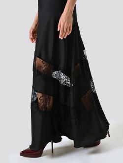 Kleid aus schwarzem Satin mit Spitzeneinsätzen in_i5