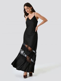 Kleid aus schwarzem Satin mit Spitzeneinsätzen in_i7