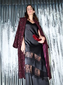 Kleid aus schwarzem Satin mit Spitzeneinsätzen sp_e1