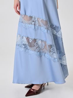 Kleid aus hellblauem Satin mit Spitzeneinsätzen in_i5