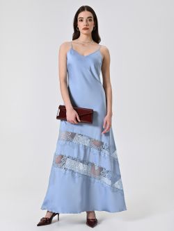 Kleid aus hellblauem Satin mit Spitzeneinsätzen sp_e1