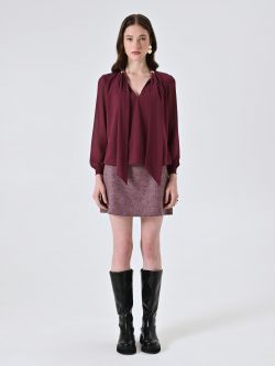 Blusa burdeos con lazo y detalles dorados det_1
