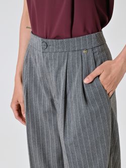 Pantalón amplio gris con raya diplomática in_i5