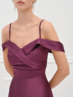 Bordeauxrotes Abendkleid aus Satin mit drapiertem Ausschnitt in_i5