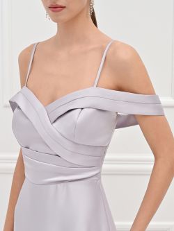 Langes silberfarbenes Abendkleid mit drapiertem Ausschnitt in_i5