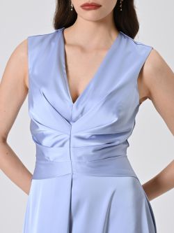 Langes Kleid in Hellblau mit genähten Falten in_i5