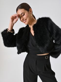 Kurze Jacke mit Pelzeffekt in Schwarz sp_e1
