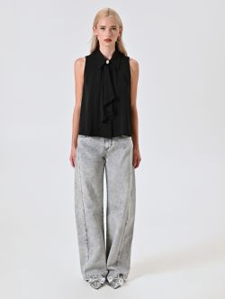 Camisa negra sin mangas con volantes det_1
