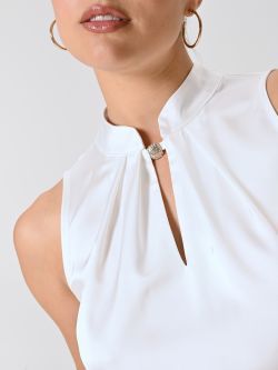 Blusa blanca con cuello mao in_i5