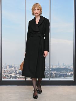 Langer zweireihiger Mantel in Schwarz mit breitem Revers sp_e1