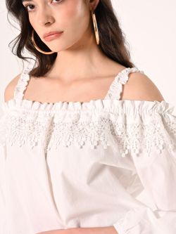 Weiße schulterfreie Bluse mit Spitzeneinsatz in_i5