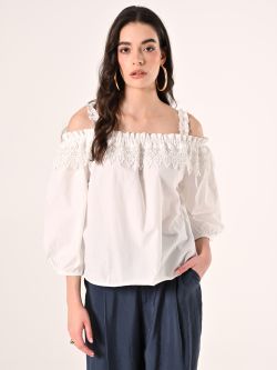 Weiße schulterfreie Bluse mit Spitzeneinsatz in_i7