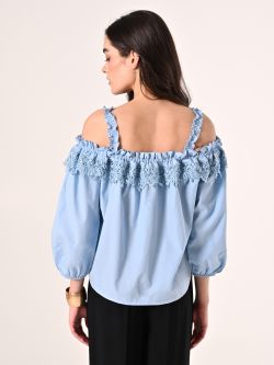 Hellblaue schulterfreie Bluse mit Spitzeneinsatz det_3
