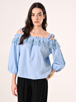 Hellblaue schulterfreie Bluse mit Spitzeneinsatz in_i7