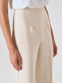 Ausgestellte Hose aus technischem Gewebe in dunklem Beige in_i5