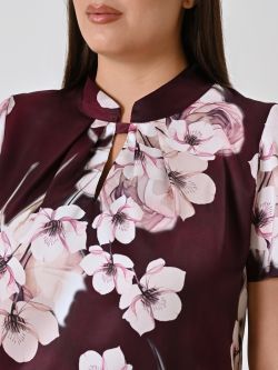 Blusa curvy burdeos con estampado floral in_i5
