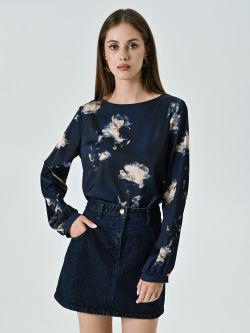 Bluse mit grünem Blumenmuster in_i7