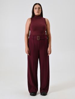 Pantalón curvy burdeos con hebilla det_1