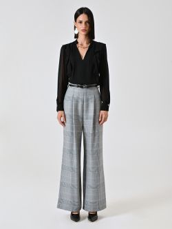 Bluse in Schwarz mit Rüschen und Goldkette det_1