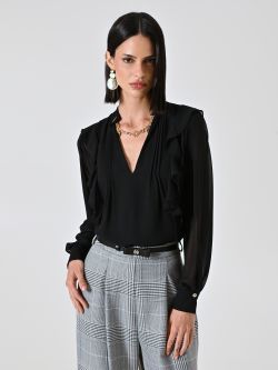 Bluse in Schwarz mit Rüschen und Goldkette in_i7