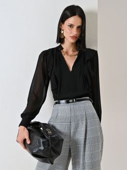 Bluse in Schwarz mit Rüschen und Goldkette sp_e1